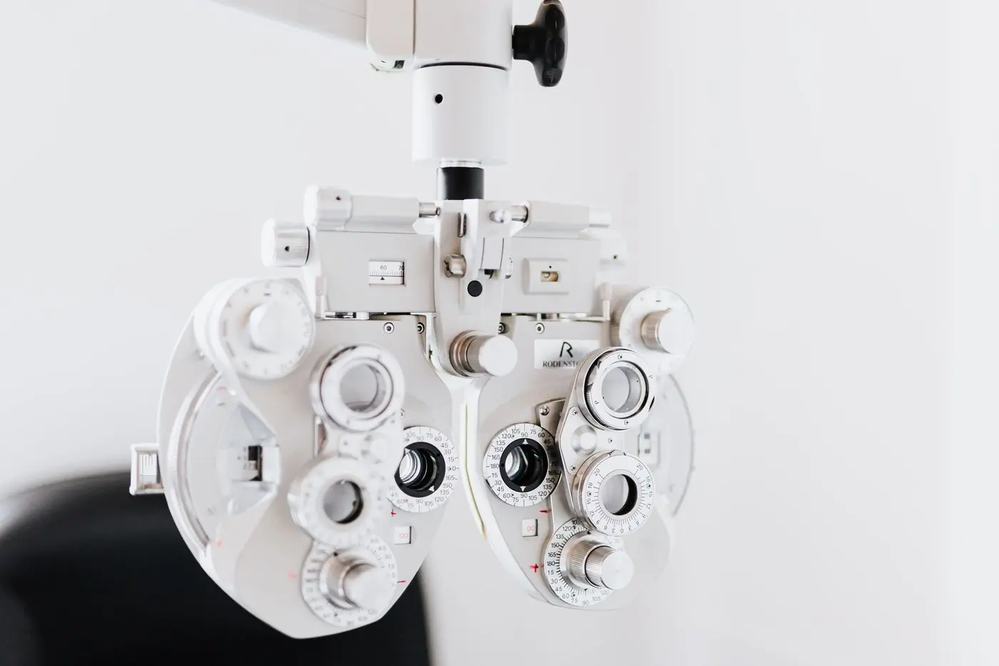 A refractor head used to measure a prescription