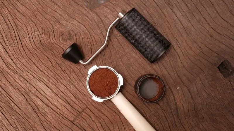 Brewing equipment arranged on a plain surface